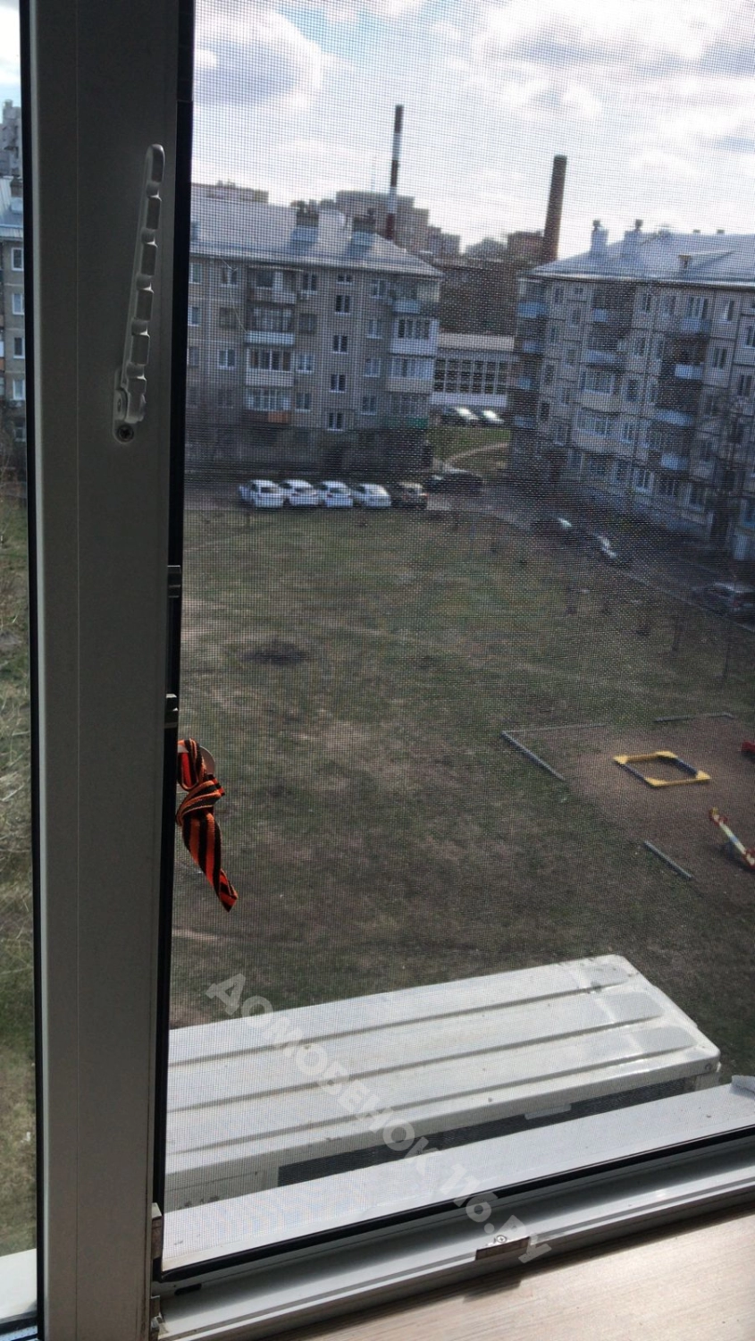 Установка москитных сеток на пластиковое окно в Казани