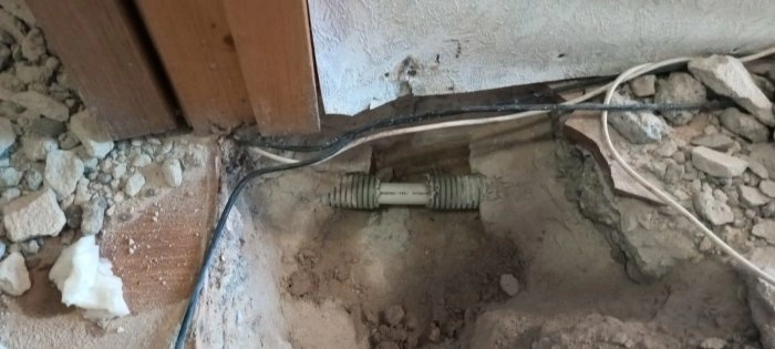 Поиск и ремонт протечки трубы горячей воды под бетонной стяжкой