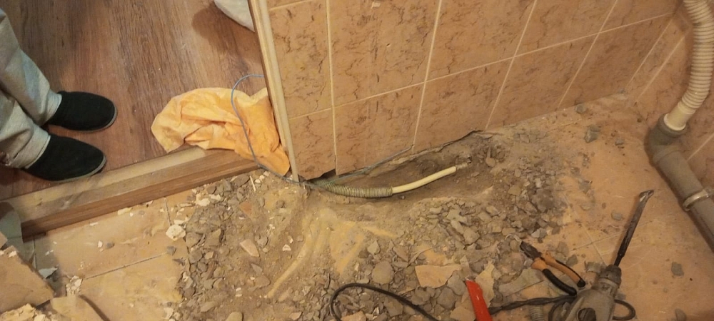 Поиск протечки воды под бетонной стяжкой